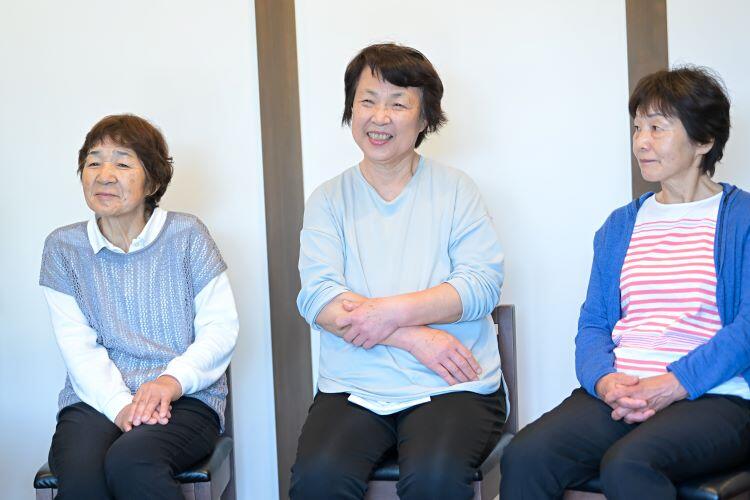 写真:鋒山 初子氏・田井中 和子氏・鋒山 京子氏