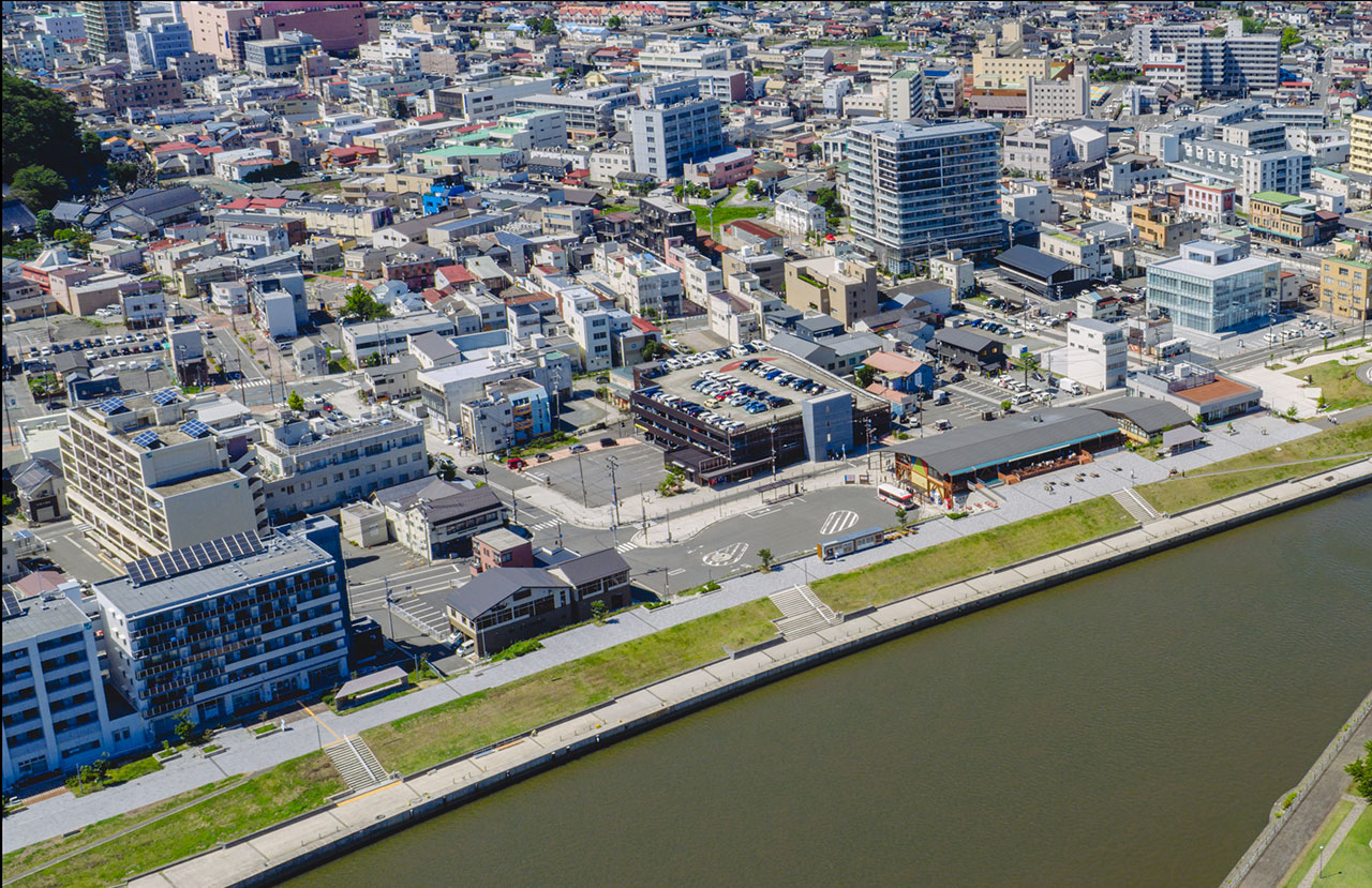 整備された堤防と周辺施設（交通広場付近）