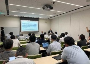 白木先生を招いて開催した勉強会（大阪本社）