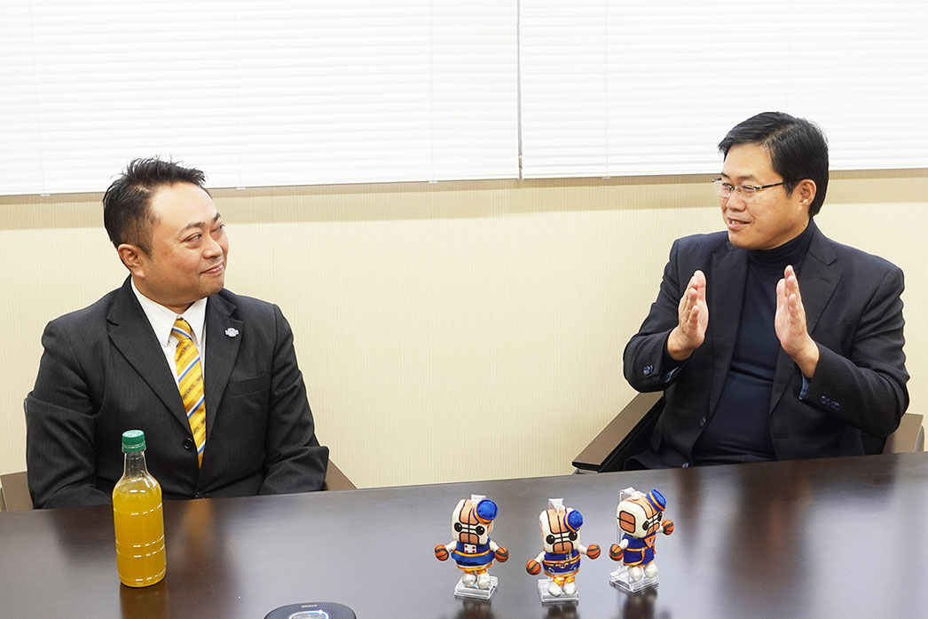 写真:左から川﨑氏、市山